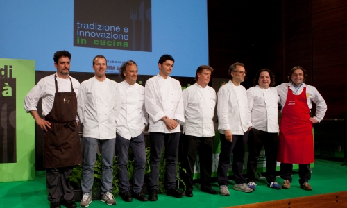 Da sinistra, Luigi Sartini, Simone Padoan, Moreno Cedroni, Andrea Aprea, Alessandro Gilmozzi, Massimo Bottura, Gianluca Fusto e Sergio Motta. I protagonisti di Identità di Libertà 2011 (foto di Emilio Scoti)